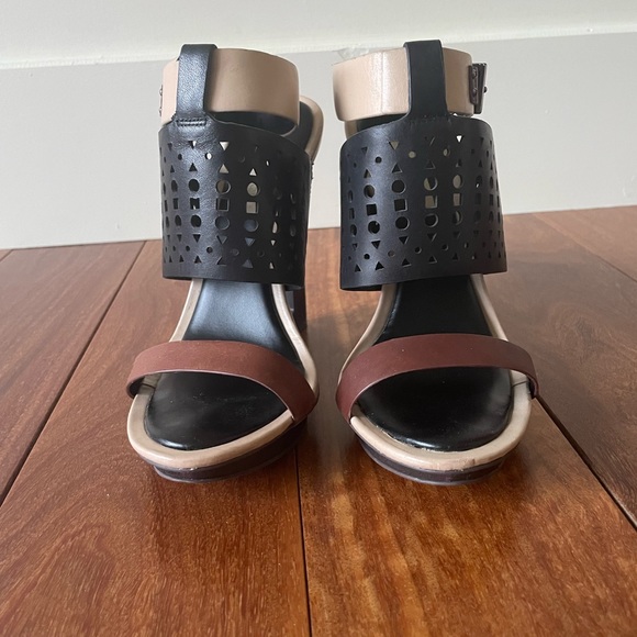 Stunning BCBGMAXAZRIA heels. - Picture 2 of 6